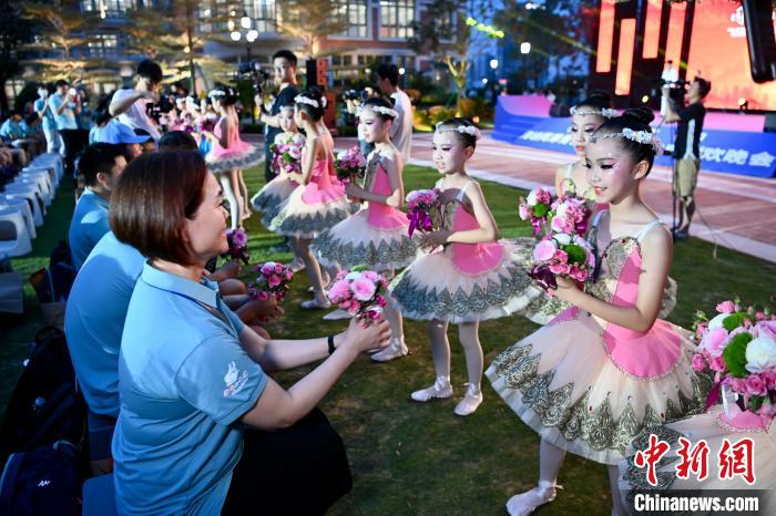 大陸小朋友鮮花送給臺(tái)灣同胞?！⊥鯑|明 攝