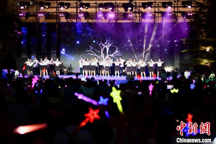 合唱表演《夜空中最亮的星》?！⊥鯑|明 攝