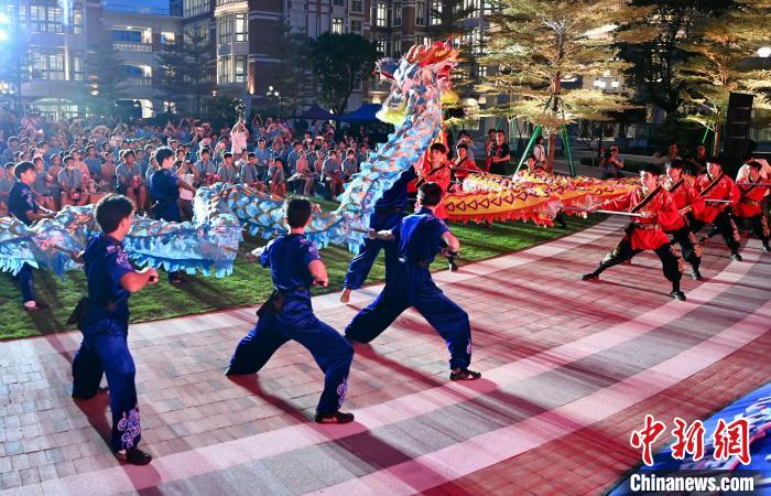 兩岸青少年同臺(tái)呈現(xiàn)龍獅表演?！⊥鯑|明 攝