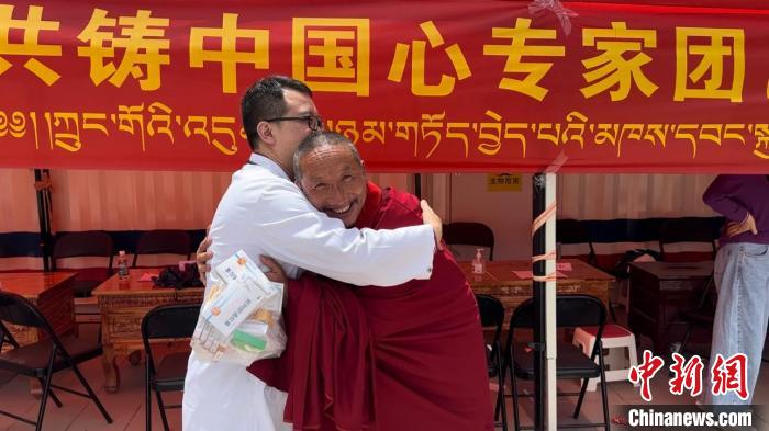 西藏自治區(qū)昌都市左貢縣田妥鎮(zhèn)義診點，一位僧人對北京京煤集團總醫(yī)院呼吸科主任醫(yī)師陳亮表示感謝。　曹旭帆 攝