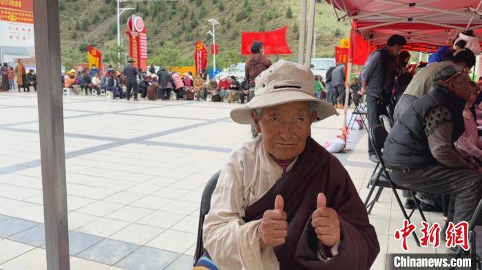 西藏自治區(qū)昌都市左貢縣田妥鎮(zhèn)義診點，藏族奶奶對義診志愿者表示肯定。　曹旭帆 攝