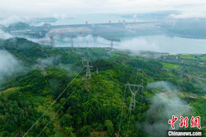 三峽輸電線路。　何偉 攝