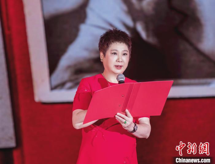 7月16日，榮智豐在2023年上海統(tǒng)戰(zhàn)文化周開幕活動中朗誦《與統(tǒng)戰(zhàn)先輩的時空對話》?！堦?攝