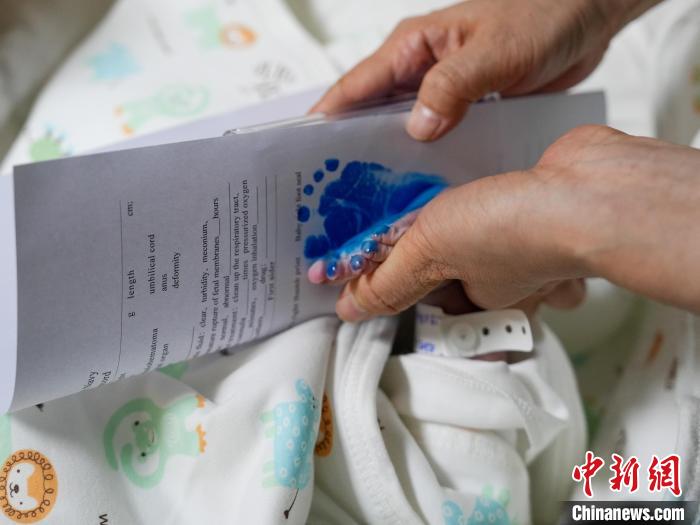 醫(yī)護(hù)人員為新生兒留下腳印。　劉偉 攝