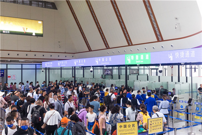 7月22日，乘坐中老鐵路國際旅客列車的旅客在磨憨邊檢大廳排隊候檢。衛(wèi)海林 攝