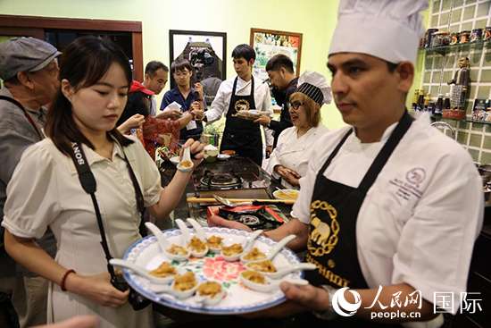 7月19日，參加美食活動(dòng)的多國(guó)代表品嘗泰式傳統(tǒng)美食。人民網(wǎng)記者 張矜若攝