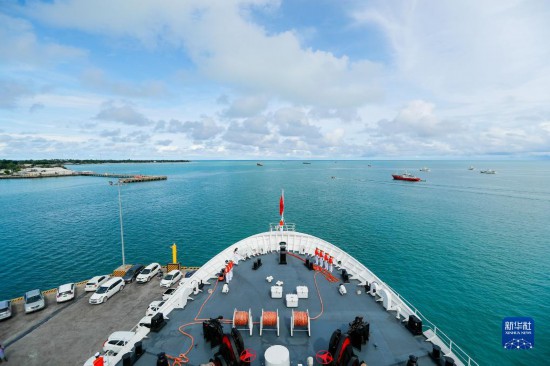7月22日，中國海軍“和平方舟”號醫(yī)院船駛離基里巴斯首都塔拉瓦。當(dāng)?shù)貢r間22日上午10時，執(zhí)行“和諧使命-2023”任務(wù)的中國海軍“和平方舟”號醫(yī)院船圓滿結(jié)束對基里巴斯的首次訪問，駛離基里巴斯首都塔拉瓦，前往本次任務(wù)的第二站湯加努庫阿洛法港。新華社發(fā)（黎宇 攝）