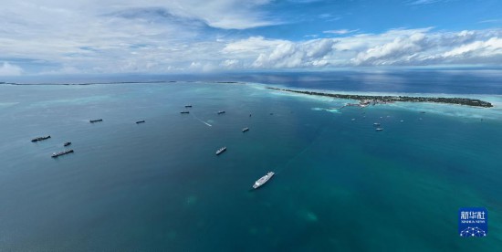 7月22日，中國海軍“和平方舟”號醫(yī)院船結(jié)束基里巴斯訪問，駛離塔拉瓦港。新華社發(fā)（桂江波 攝）