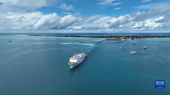 7月22日，中國海軍“和平方舟”號醫(yī)院船結(jié)束基里巴斯訪問，駛離塔拉瓦港。新華社發(fā)（桂江波 攝）