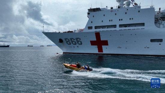 7月22日，中國海軍“和平方舟”號醫(yī)院船駛離塔拉瓦港途中，基里巴斯當(dāng)?shù)孛癖婑{船揮手告別。新華社發(fā)（桂江波 攝）