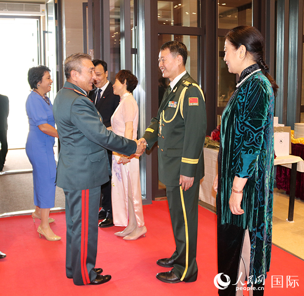 國防武官胡德君大校迎接賓客。人民網記者李強攝