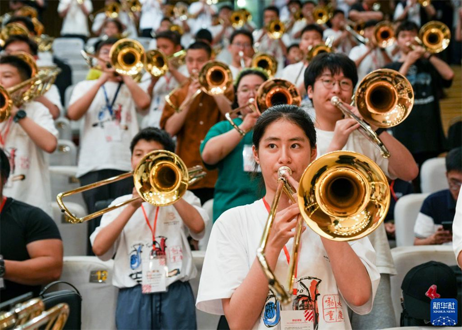 8月1日，在第九屆中國國際低音銅管藝術(shù)節(jié)的一場公益大師課上，低音銅管樂器愛好者在練習長號。新華社記者 劉潺 攝