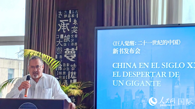 羅德里格斯博士現(xiàn)場(chǎng)介紹著作。吳志華攝