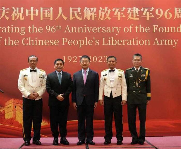圖為陸慷大使與印尼貴賓合影。中國駐印度尼西亞使館供圖
