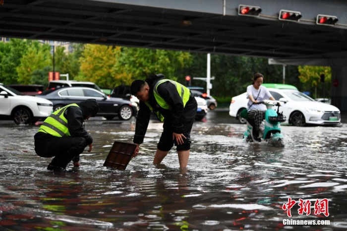 7月30日，河北省持續(xù)發(fā)布暴雨紅色預(yù)警信號。受今年第5號臺風(fēng)“杜蘇芮”殘余環(huán)流影響，7月28日以來，地處華北地區(qū)的河北省大部出現(xiàn)降雨。30日17時，該省氣象臺發(fā)布當(dāng)日第三次暴雨紅色預(yù)警信號。石家莊市城區(qū)不少區(qū)域積水嚴重，城管、環(huán)衛(wèi)、園林、市政等部門緊急出動，聯(lián)合疏堵保暢，筑牢防汛安全屏障。圖為石家莊裕華區(qū)城管局防汛隊員對沿街收水井進行雜物清理，以保證排水暢通。翟羽佳 攝