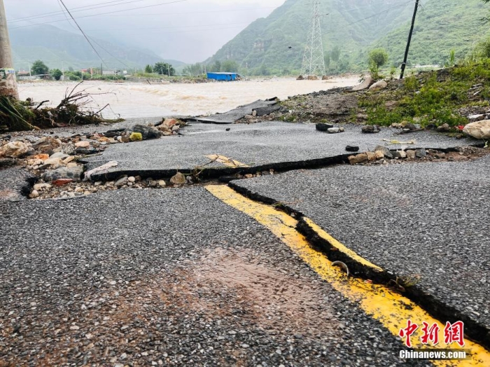 受臺(tái)風(fēng)“杜蘇芮”影響，7月29日至8月1日，河北省淶水縣普降暴雨，持續(xù)強(qiáng)降雨和強(qiáng)風(fēng)天氣引發(fā)洪水險(xiǎn)情。連日來，當(dāng)?shù)亟M織數(shù)千人搶險(xiǎn)救援隊(duì)伍，集中力量加快排水、清理路面、救援拋錨車輛、搶修倒伏電線桿等工作。8月1日，方便面、飲用水、火腿腸、面包等首批調(diào)撥救災(zāi)物資送抵救災(zāi)一線，并于當(dāng)天發(fā)放到受災(zāi)群眾手中。目前，淶水縣受損交通、電力、通信等基礎(chǔ)設(shè)施正在加緊搶修，山區(qū)受困人員已分批轉(zhuǎn)移，各項(xiàng)搶險(xiǎn)救災(zāi)工作正在有序進(jìn)行中。圖為淶水縣婁村鎮(zhèn)南安莊村被洪水沖毀的路面。(文/呂子豪 楊猛)李金璐 攝