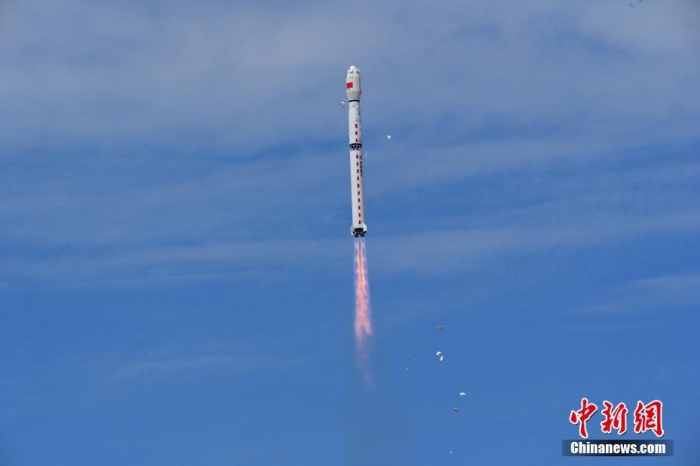 8月3日11時47分，中國在酒泉衛(wèi)星發(fā)射中心用長征四號丙遙四十四運(yùn)載火箭，成功發(fā)射風(fēng)云三號06星，衛(wèi)星順利進(jìn)入預(yù)定軌道，任務(wù)取得圓滿成功。該衛(wèi)星將接替在軌超期服役的風(fēng)云三號C星，探測數(shù)據(jù)主要用于天氣預(yù)報(bào)、大氣化學(xué)和氣候變化監(jiān)測業(yè)務(wù)及研究。汪江波 攝