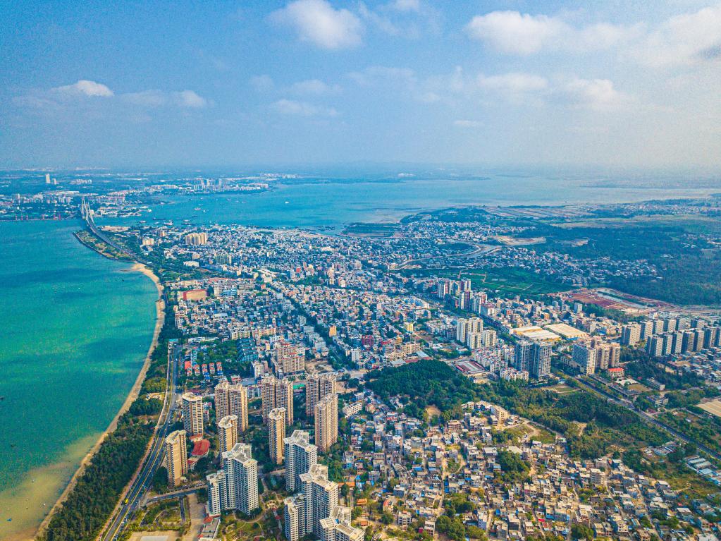 這是海南自貿(mào)港重點(diǎn)園區(qū)——洋浦經(jīng)濟(jì)開(kāi)發(fā)區(qū)所在的環(huán)新英灣地區(qū)（無(wú)人機(jī)照片，2023年2月26日攝）。新華社記者 蒲曉旭 攝