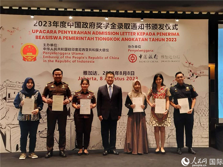 陸慷大使與獲得中國政府獎學金的印尼學子合影。 人民網(wǎng)記者 李培松攝