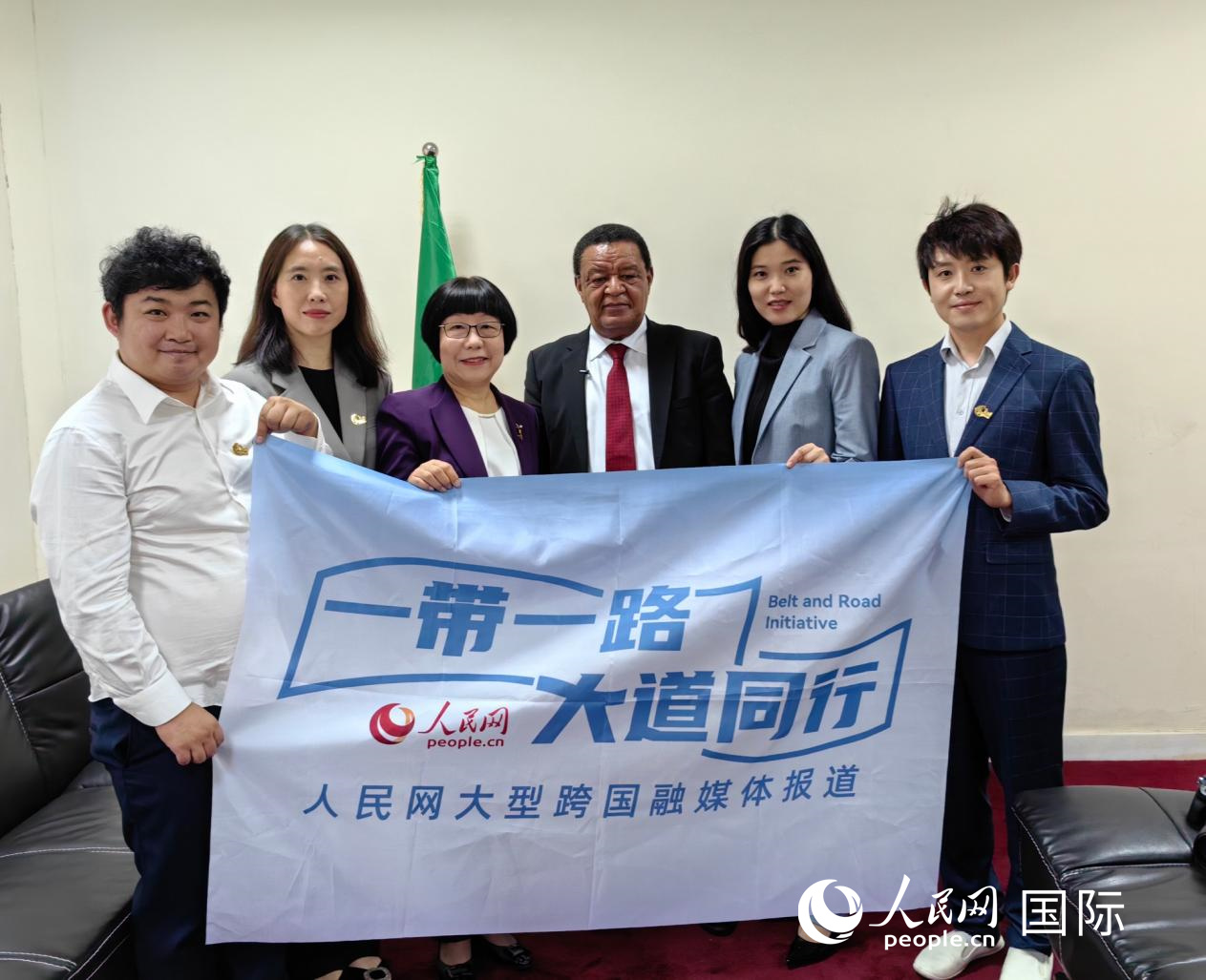 穆拉圖·特肖梅與人民網(wǎng)記者合影。