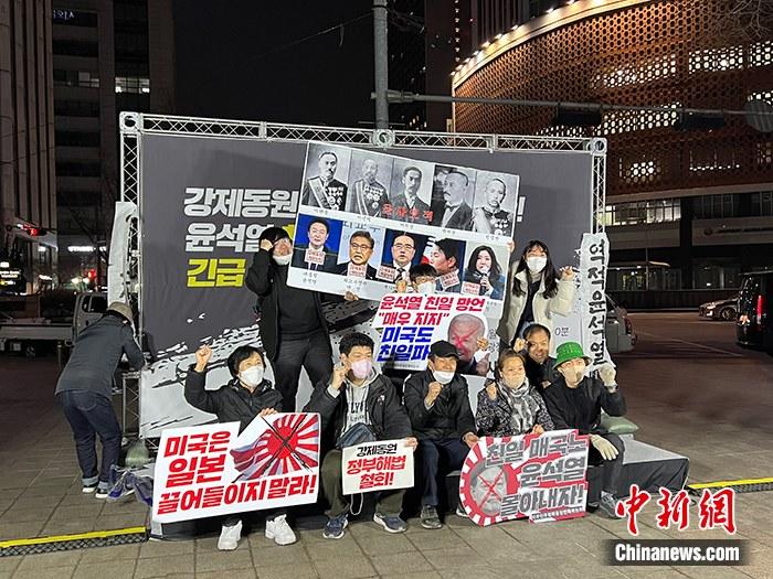 資料圖：韓國公民團體聯(lián)盟在首爾廣場舉行燭光守夜活動。