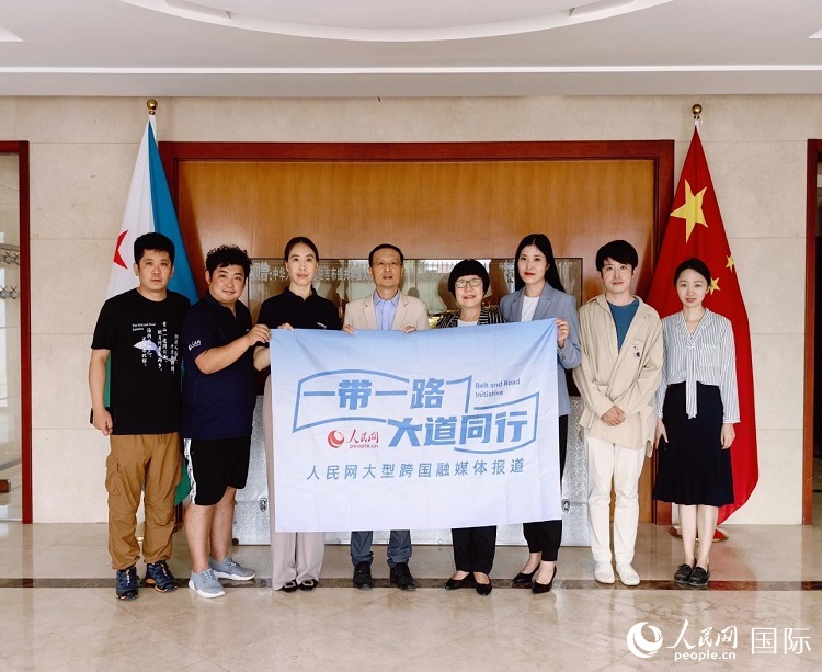 胡斌大使（左四）、使館工作人員與人民網(wǎng)記者合影。