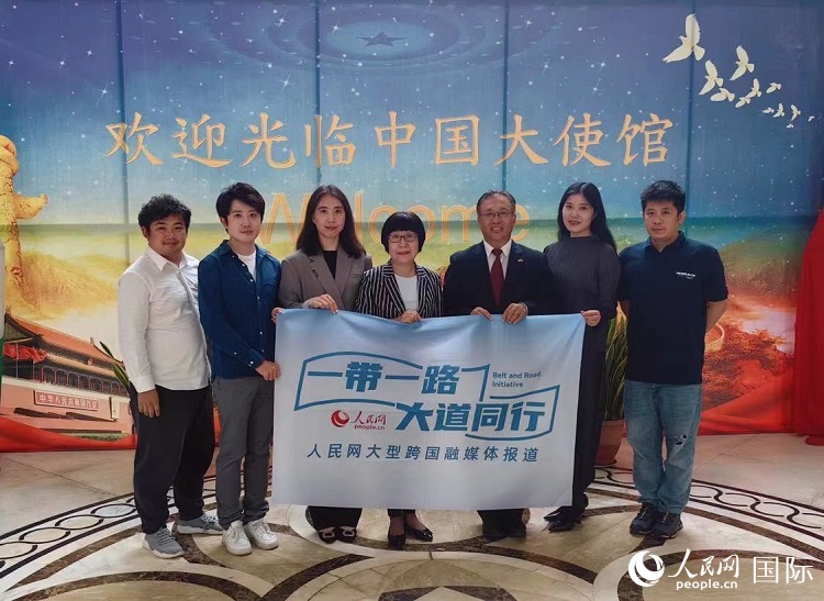 崔建春大使（右三）與人民網(wǎng)記者合影。