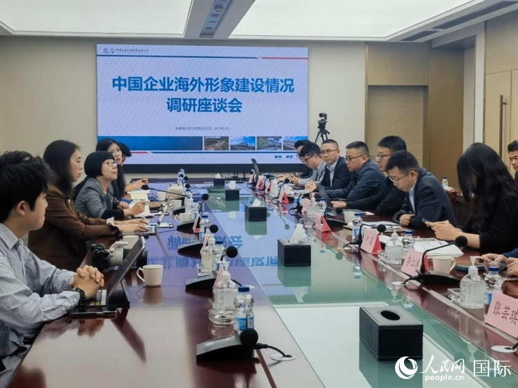 埃塞俄比亞中國商會企業(yè)代表與人民網(wǎng)記者座談。人民網(wǎng)記者 劉寧攝