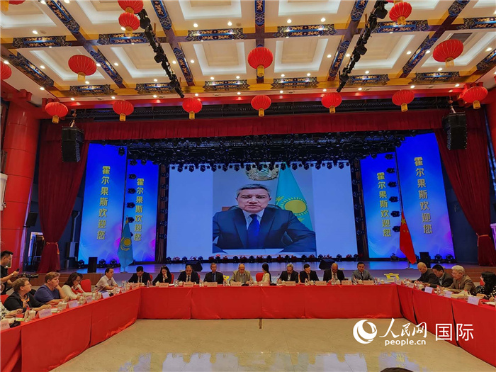 哈外交部駐阿拉木圖副代表拉伊莫夫視頻致辭。人民網(wǎng)記者 李強(qiáng)攝