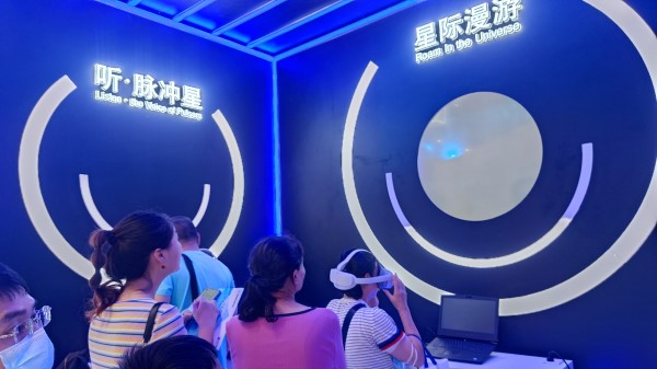 9月2日，貴州展館里觀眾排隊(duì)體驗(yàn)VR。受訪者供圖