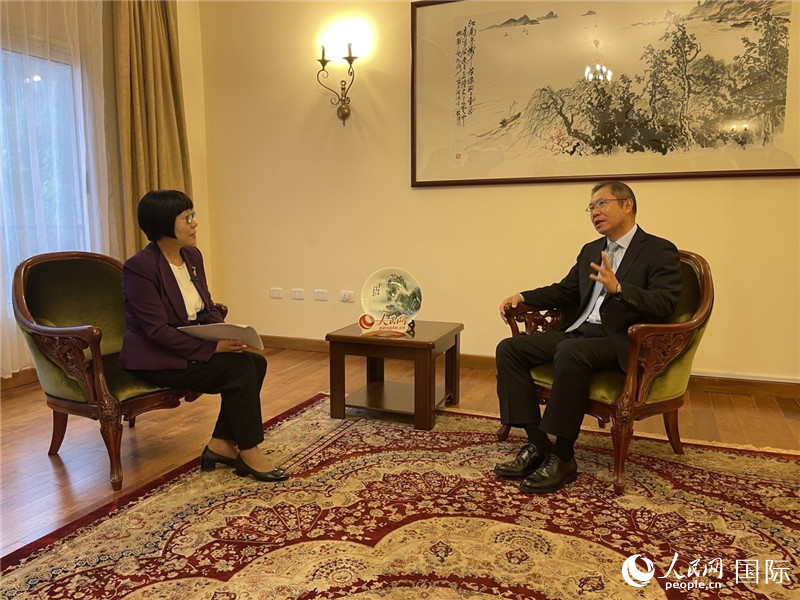 胡長(zhǎng)春大使接受人民網(wǎng)記者唐維紅采訪。人民網(wǎng)記者 趙艷紅攝
