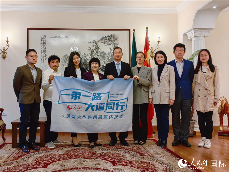 胡長(zhǎng)春大使、駐非盟使團(tuán)工作人員與人民網(wǎng)記者合影。