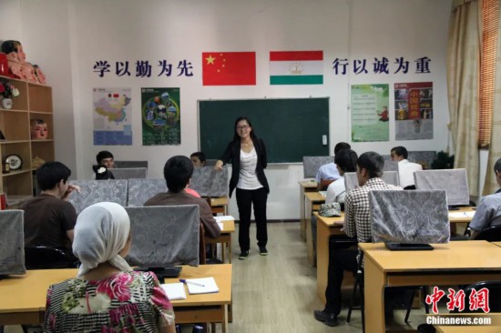 2014年，塔吉克斯坦國立民族大學(xué)的孔子學(xué)院內(nèi)，教師正在為塔吉克斯坦學(xué)生授課。田冰 攝
