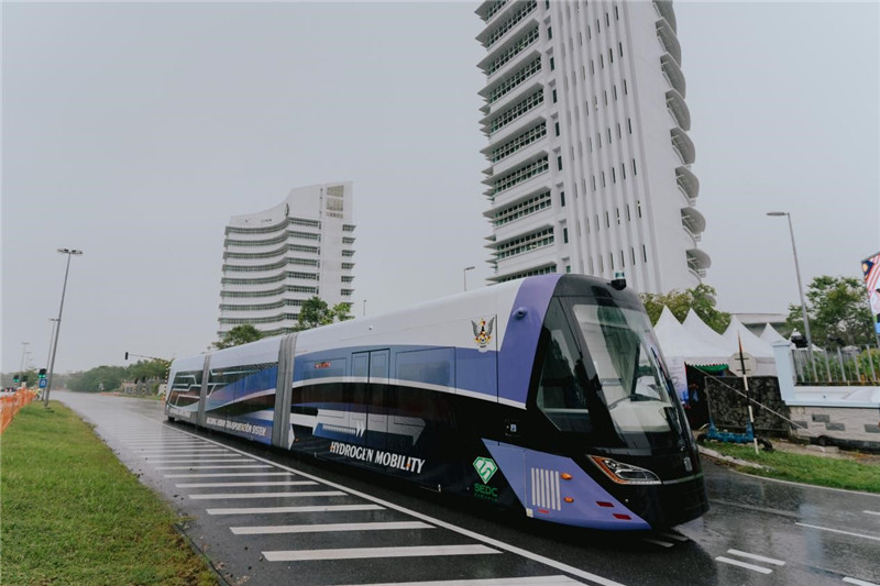 9月6日下午，由中車株洲所自主研發(fā)制造的全球首輛氫能源智軌電車正式亮相馬來西亞砂拉越州古晉市。中車株洲所供圖