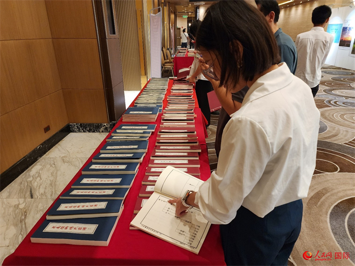 現(xiàn)場嘉賓參觀“根脈尋蹤”泉州百個家族移民菲律賓族譜展。人民網(wǎng)記者 樊帆攝
