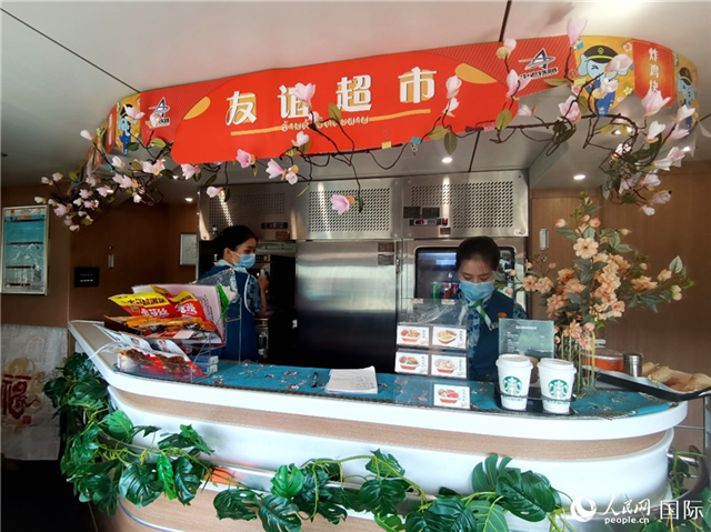 中老鐵路國(guó)際旅客列車?yán)锏摹坝颜x超市”。人民網(wǎng) 杜明明攝