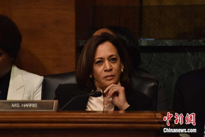 當?shù)貢r間8月11日，美國前副總統(tǒng)、已經(jīng)鎖定民主黨總統(tǒng)候選人提名的拜登選定聯(lián)邦參議員卡瑪拉·哈里斯為其競選搭檔、民主黨副總統(tǒng)候選人。哈里斯成為美國歷史上首位被提名為副總統(tǒng)候選人的非裔女性。圖為哈里斯此前出席國會聽證會(資料圖)。<a target='_blank' href='/'><p  align=