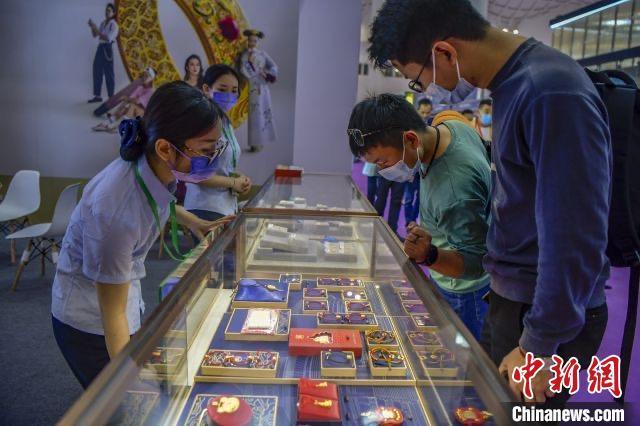 資料圖：民眾選購(gòu)金飾品。駱云飛 攝
