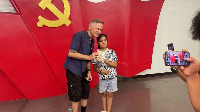 潘維廉和志愿講解員紀(jì)念合影。主辦方供圖