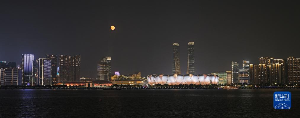 這是9月29日在杭州拍攝的杭州奧體中心體育場和滿月。新華社發(fā)（李忠攝）