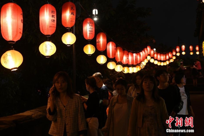 圖為游客夜游山城巷感受山城獨(dú)特魅力。<a target='_blank' href='/' ><p  align=