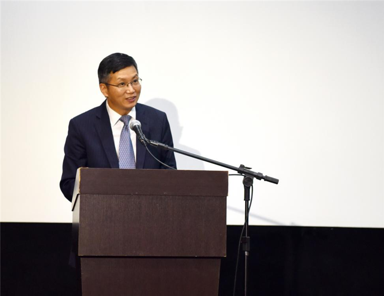 中國駐圣保羅總領(lǐng)事余鵬在開幕活動中致辭。 圣保羅州立大學(xué)孔子學(xué)院供圖