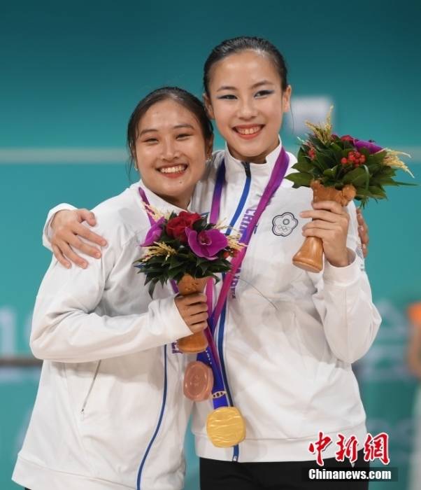 10月7日，杭州第19屆亞運會輪滑項目女子花樣輪滑單人滑長節(jié)目決賽在錢塘輪滑中心舉行。結(jié)合短節(jié)目決賽成績，中國臺北選手洪筱晴(左)以94.38分的總成績奪得女子花樣輪滑單人滑冠軍，中國臺北選手張致如(右)獲得季軍。<a target='_blank' href='/'><p  align=