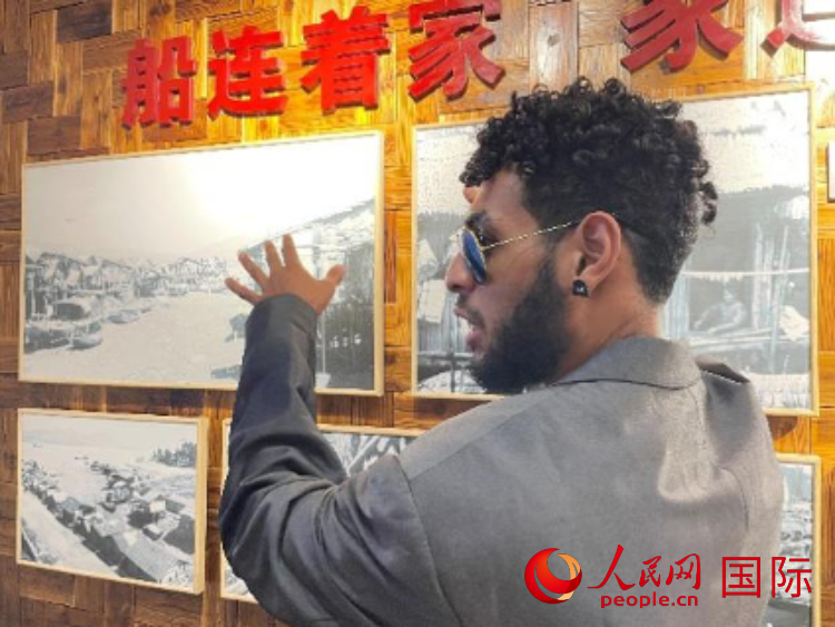 巴布亞新幾內(nèi)亞乒乓球國家隊隊員羅伊在福建省寧德市下歧村參觀。人民網(wǎng)記者 張榮攝