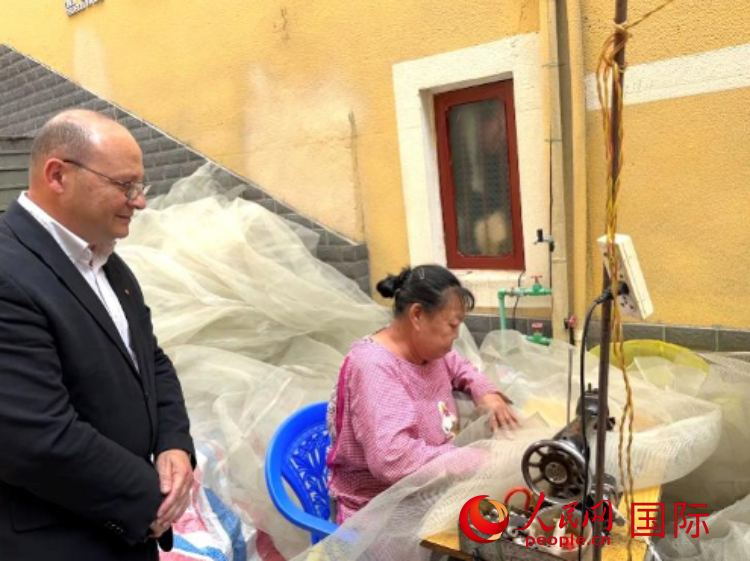 馬耳他瑪格麗特中學(xué)“中國角”教師馬丁·阿佐帕迪在福建省寧德市下歧村參觀。人民網(wǎng)記者 周雨攝