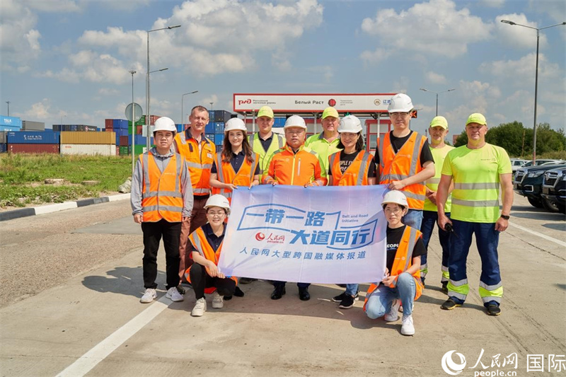 人民網(wǎng)記者在莫斯科別雷拉斯特物流中心采訪。