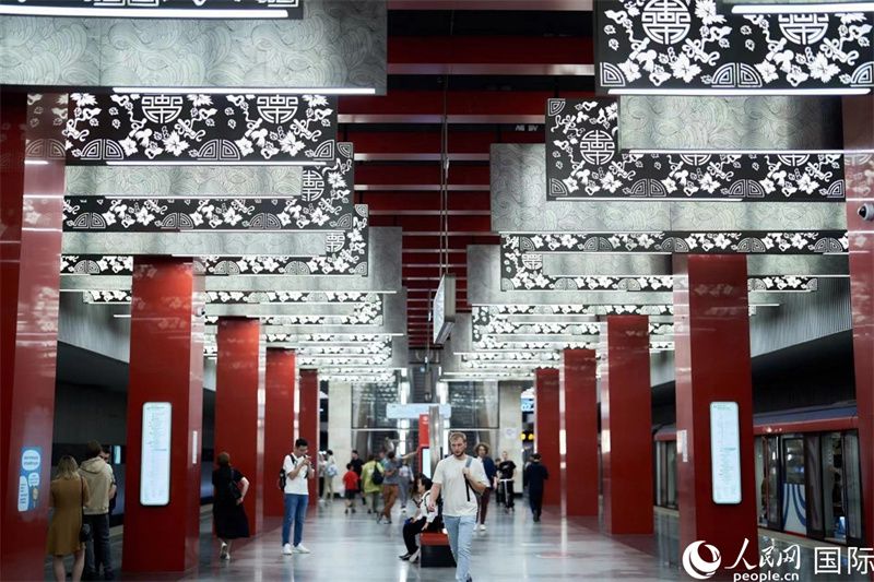 莫斯科米丘林大街地鐵站洋溢著濃郁的“中國風(fēng)”。人民網(wǎng)記者 馬天翼攝