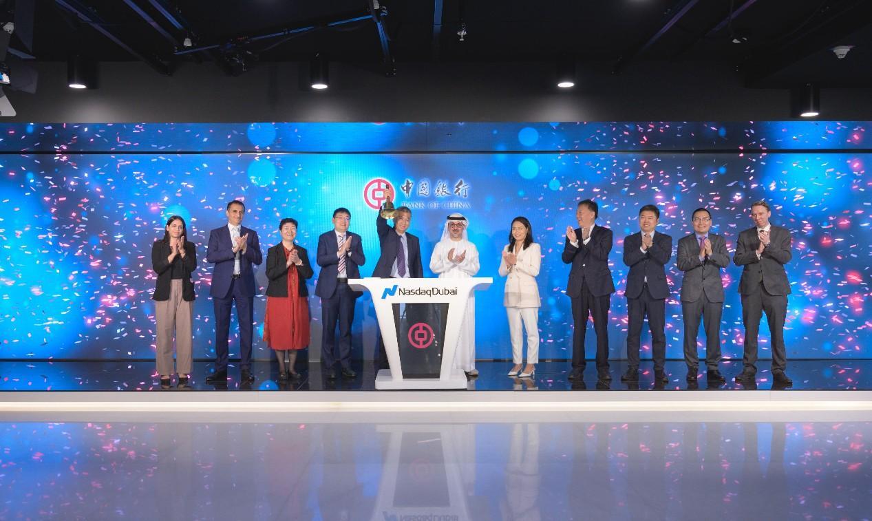 圖為中外嘉賓出席搖鈴儀式。迪拜納斯達克供圖