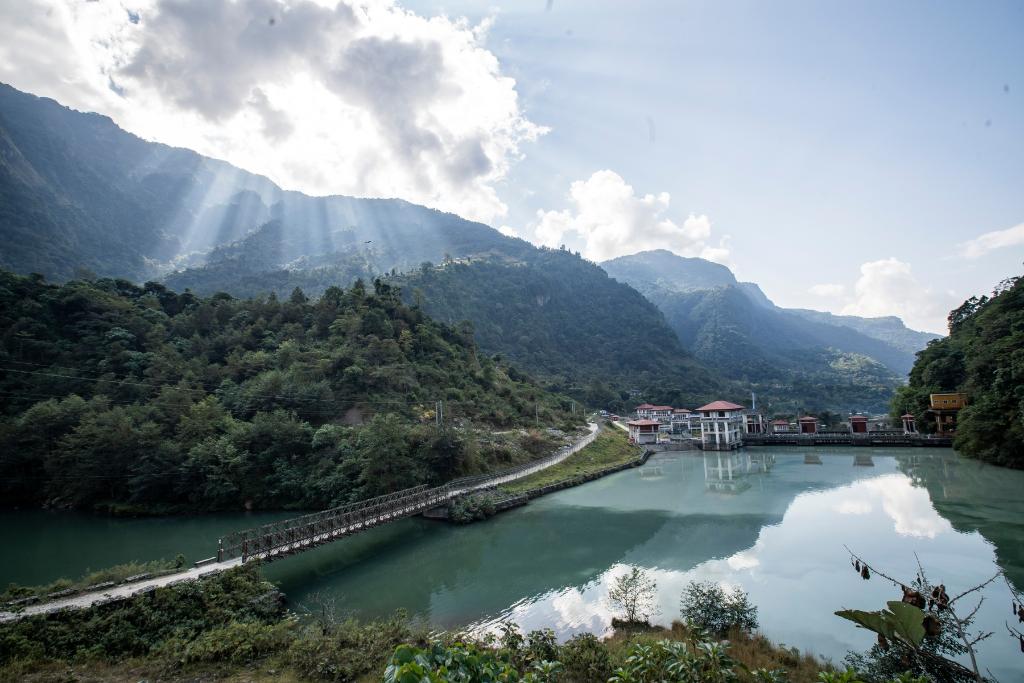 這是2022年11月8日拍攝的尼泊爾上馬相迪A水電站大壩。上馬相迪A水電站位于尼泊爾西部勒姆宗縣，2013年1月開工建設(shè)，2017年1月1日投入商業(yè)運(yùn)營(yíng)。該水電站投入運(yùn)營(yíng)以來，極大緩解了尼泊爾電力緊缺局面。新華社發(fā)（哈里·馬哈爾詹 攝）