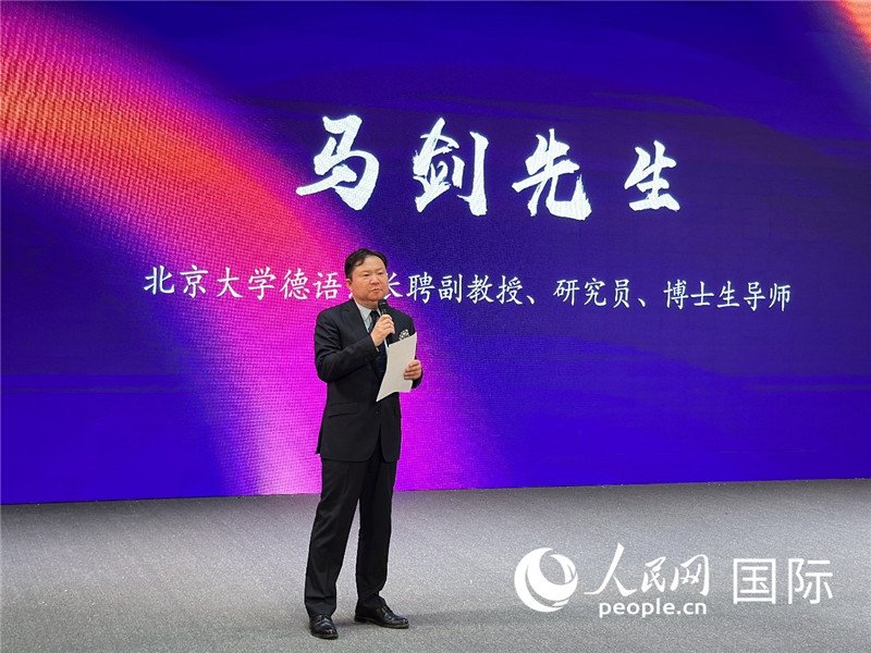 北京大學(xué)德語系長(zhǎng)聘副教授馬劍點(diǎn)評(píng)學(xué)生表現(xiàn)。（攝影：張麗鷗）